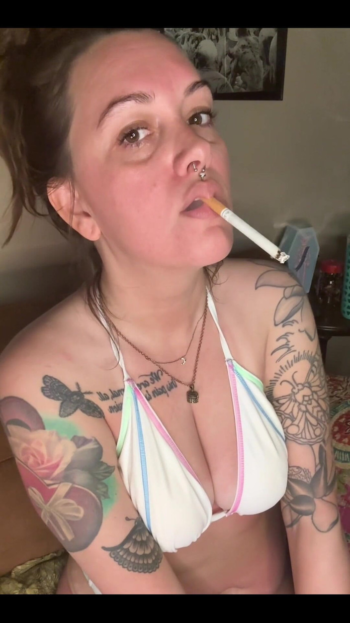 Chery Trees: Chery trees raucht in einem bikini