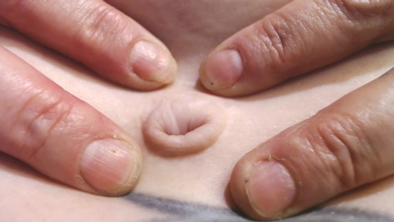 Abby Anna: Close-up diepe navel