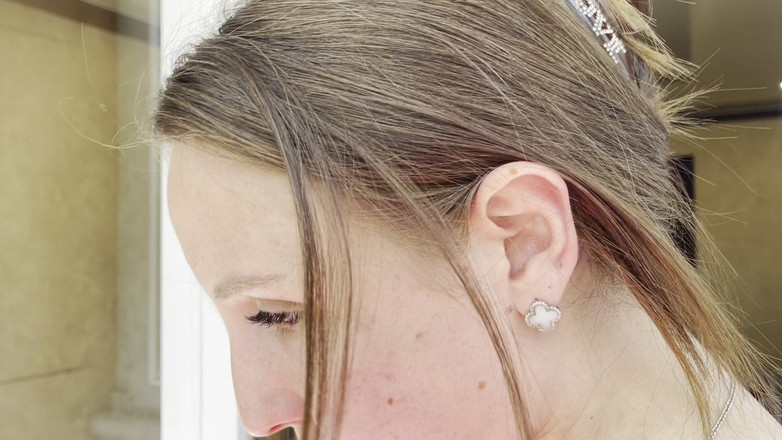 Hottie goddess: Scuiparea cu precizie a salivei mângâie și trail-uri de practicantă