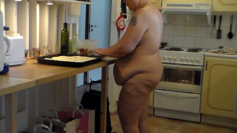 Sex hub couple: Jen is all nude and baking