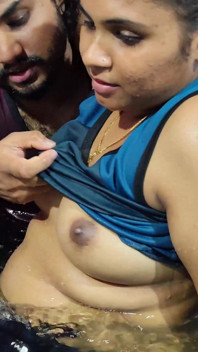 Romance en la piscina caliente con prensa de tetas y romance de culo