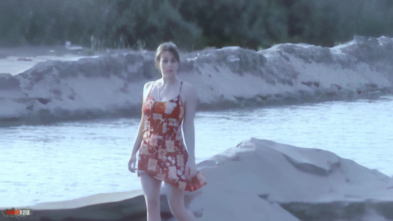 MMM100: 티그라: 바다에서 옷을 벗고 완전히 알몸으로 끝나는 예쁜 금발 티그라의 감각적인 스트립쇼