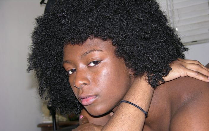 True Amateur Models: Studentă africană americană cu coafură mare afro modelează nud - kit...