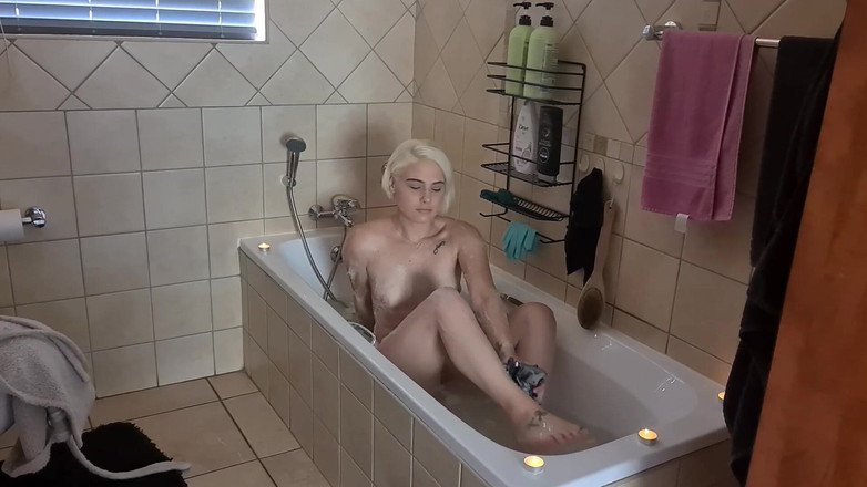 domslutfucker: Blondă care ia la prelucrat o lumânare sexy