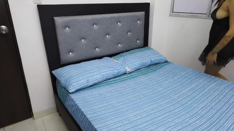 Evanyelyn: La sorellastra si eccita sentendo i miei genitori fare sesso...