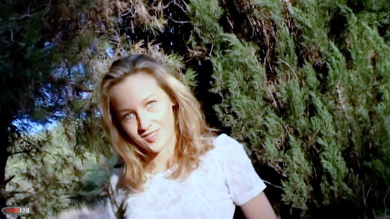 MMM100: Lady-margaux, tolle blonde lady margaux zieht die kleidung im wald...