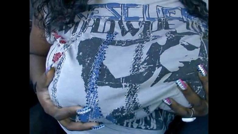 Africans Orgasm: Hete rondborstige zwarte koningin neemt een grote mooie pik