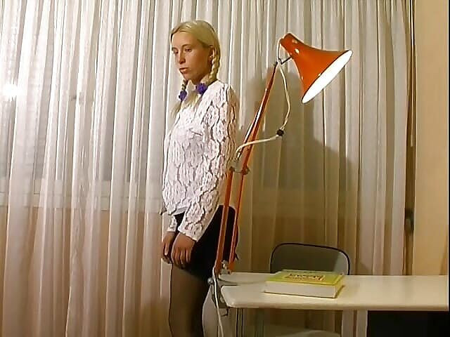 Videos Francaises: 来自法国的金发少女把她的肛门童贞给了坚硬的鸡巴