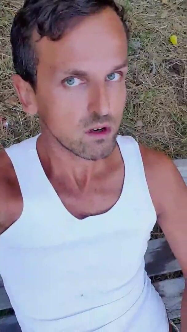 Slutboyben: Cewek eksibisian seksi tapi otak dicrot di dalam