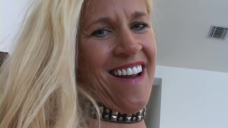 Oldschool X: Loira milf quer chupar pau e ser fodida com força