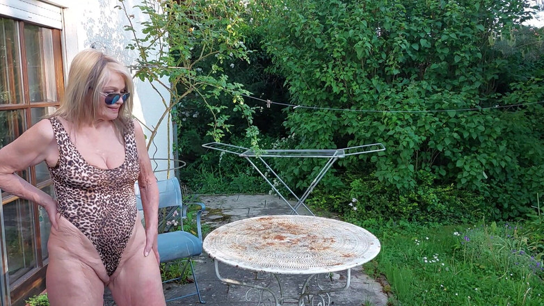 martinawest: Martina em um maiô de leopardo brilhante