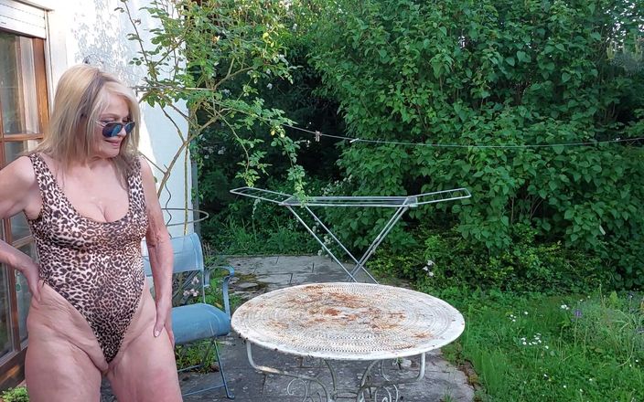 martinawest: Martina en un traje de baño leopardo brillante