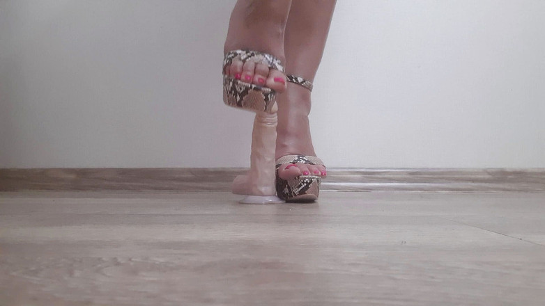 Fetish intimmedia: 性玩具とのハードフットフェチ