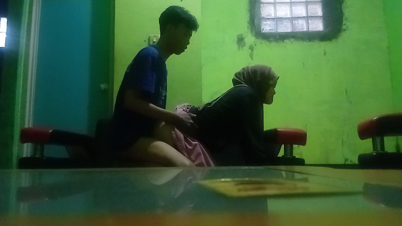 Famly sex: 当我在起居室操继兄弟的阴户时，我差点发现