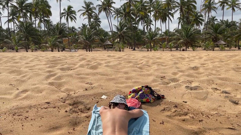 Batty Lux: Rubia con busto grande pasea y toma el sol desnuda