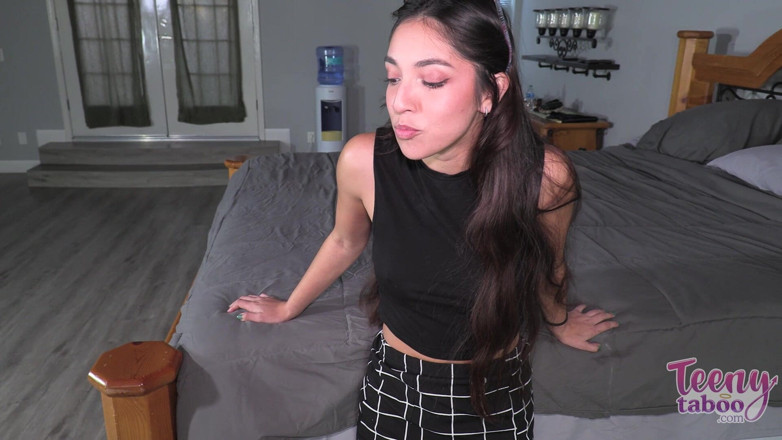 Teenytaboo: 내 소파에서 자위하는 데 걸린 Madison 보조