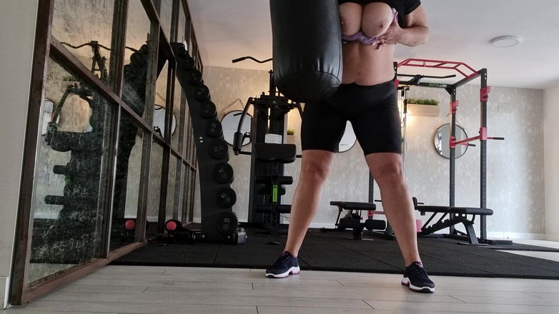 Sunny Loveli: Mama vitregă care se joacă în sala de sport își expune țâțele mari în...