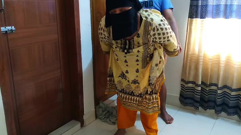 Aria Mia: Mucama india follada duro por el jefe cuando la oficina...