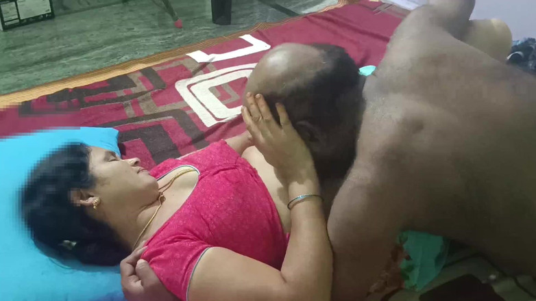 Sexy sindu: 인도 마누라 Sindu Bhabhi 펠라로 보지 핥기