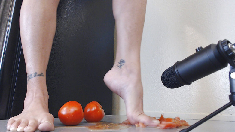 Abby Anna: ASMR pomodori a piedi nudi fumanti
