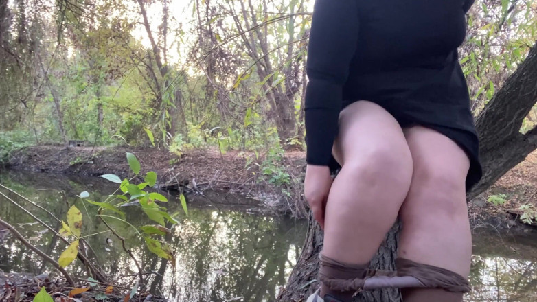 Elena: Une MILF en robe courte et collants se masturbe au...