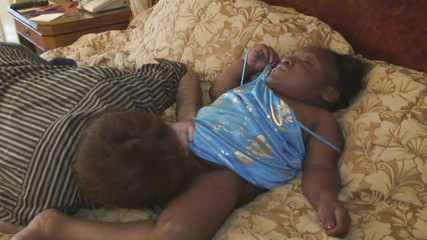 Cum on Weird: Ebenholz-zwergin wird auf ihren bauch gespritzt