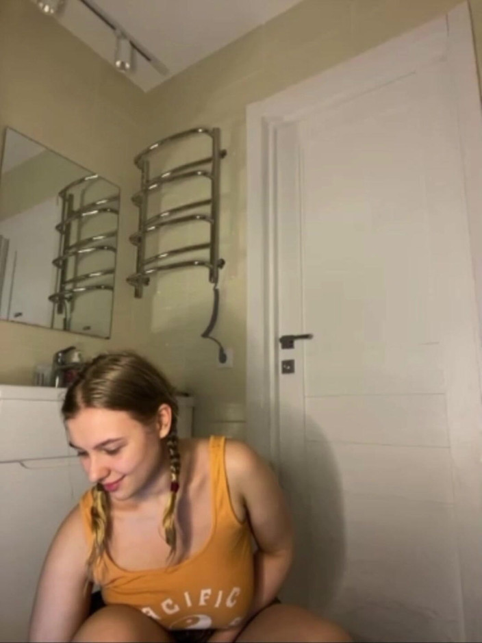 JuiceLussie: My Stepsister Fucking with Big Dildo in Bathroom