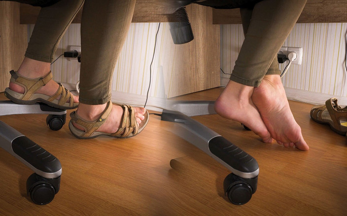 Teasecombo 4K: Обожаю ее ступни в потертых сандалиях под столом