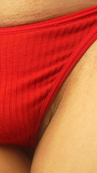 바이브레이터로 자위하는 임신한 이복 누이와 팬티에 낙타 토 보지를 한 다음 흰색 의료 라텍스로 몸을 검사합니다.