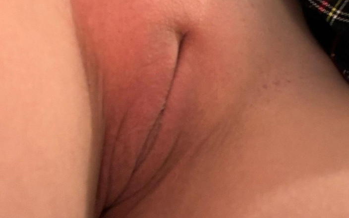 Miss4ever18: Sıkı genç kız iki dildoyla oynuyor