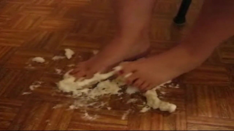 Sexy Amateurz: Smashing white marshmallows