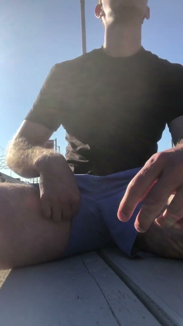Dick Boys Studio: Ein Typ Masturbiert Im Vorortzug