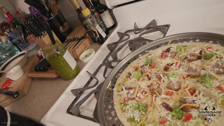 Sinn Sage: Giganta de fiesta de pizza de oficina con Sinn Sage