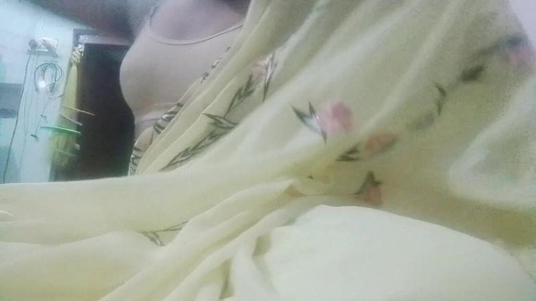 Gaurisissy: Indiana gay crossdresser gaurisissy sentindo tesão em saree amarelo assim...