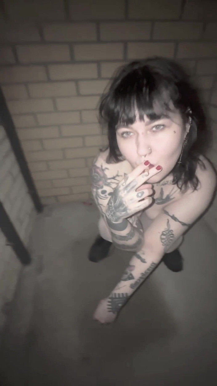 MessalinaHorror: Buitenshuis topless roken met redlips en witte nylons