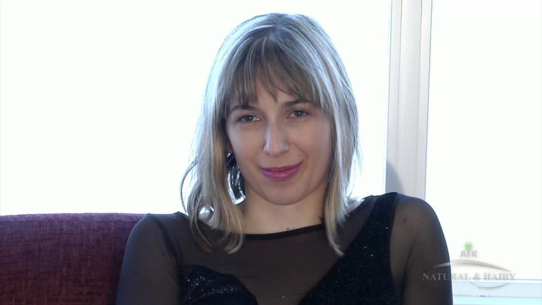 ATK Hairy: Destine chattet über sich selbst und zeigt ihren dicken haarigen busch...