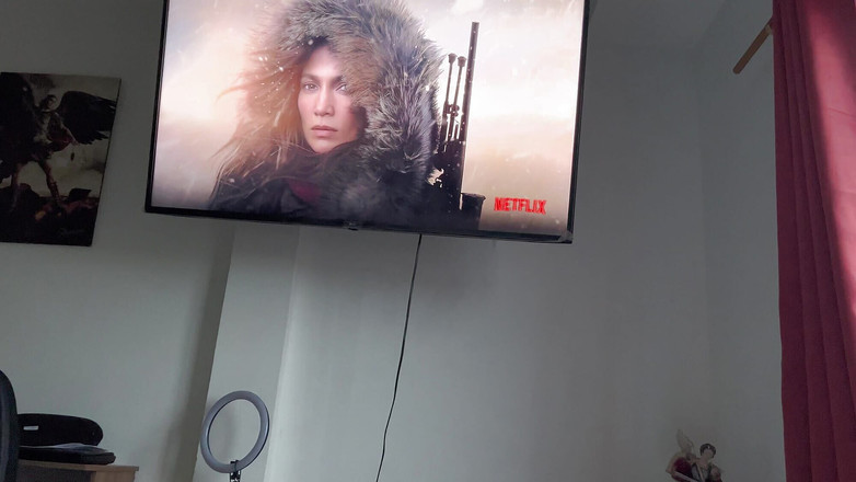 Lucyplay: (Pasang Headphone di) Aku lagi asik masturbasi bareng-bareng saat hujan,...