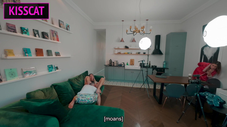 KissCat: S6e2 bts pt1: Zlata shine आगमन, पोशाक चुनता है और दालान छेड़ना और सोफे पर लंड चुसाई