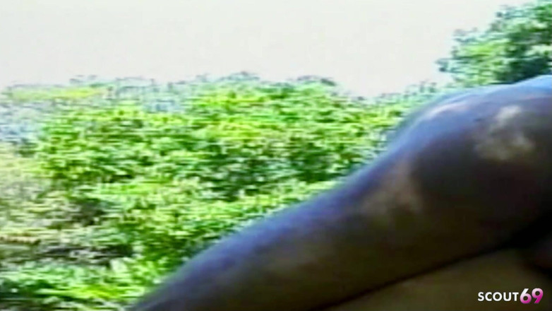 Shemale TS Collection: Blond tranny knullas i hemlighet i skogen i sitt tajta...