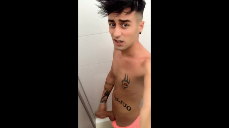 Idmir Sugary: 핑크색 수영 트렁크에 자지를 보여주고 워터파크에서 자위하는 트윈크