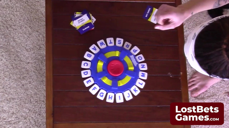 Lost Bets Games: 彼女の競争心と勝利への執念は際立っています