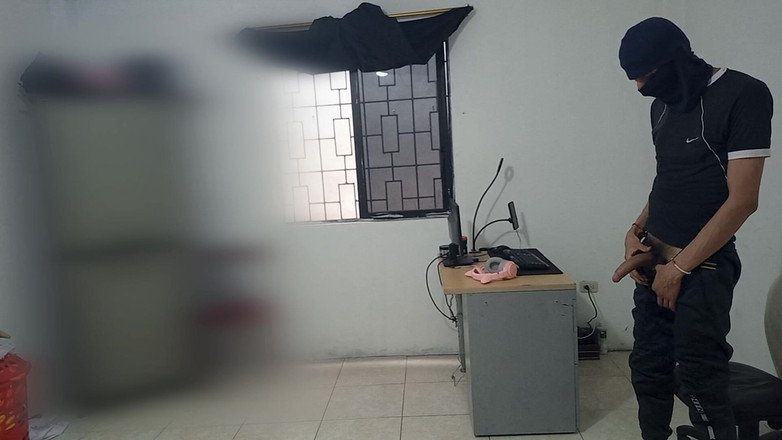 NEGRITA SEXY: Моя сводная сестра чистит мою комнату, а затем уходит, и я мастурбирует, фантазируя о ней