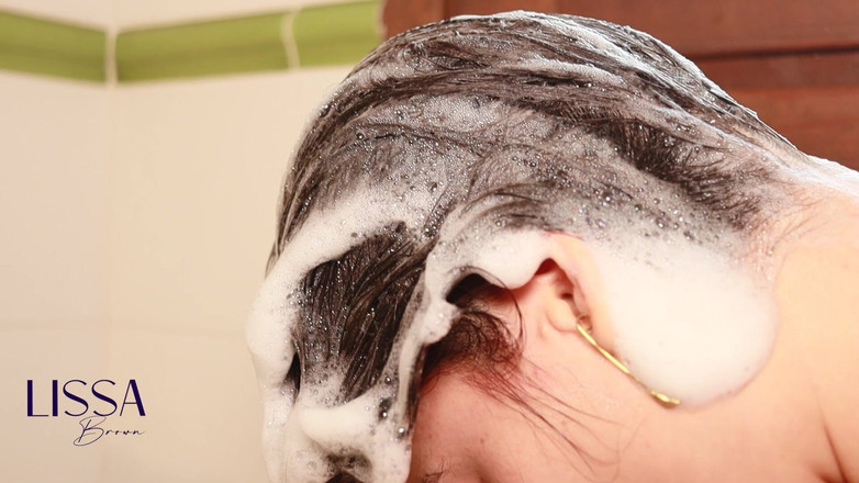 Lissa Brown: Mytí vlasů, kondicionér a spousta pěny s koženými kalhotami
