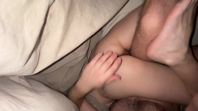 Gigi oficial: 这个 18 岁女孩的阴户特别紧！你怎么看，它会被抓到吗？