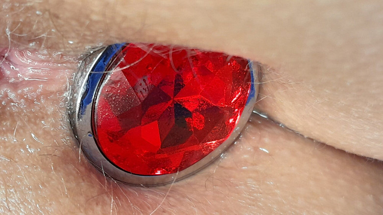 Lala Licious: Ruby Red göt deliğimden çıkıyor