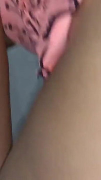 Ma demi-sœur colombienne brune aux gros seins naturels perd son pari et maintenant elle me laisse prendre soin d’elle