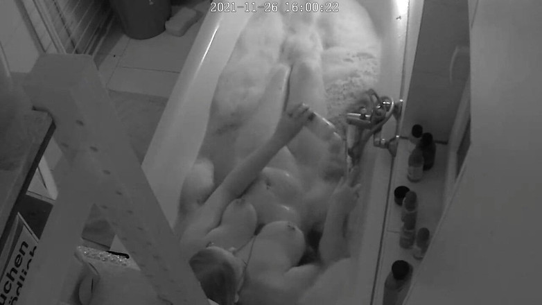 KittieNoOne: Kamera żony w wannie
