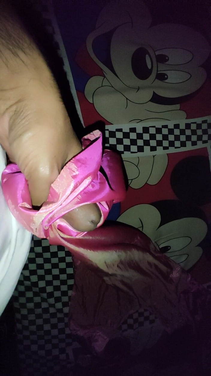 Satin And Silky: Satijnen zijden aftrekbeurt porno - roze satijnen zijden pak aftrekken van...