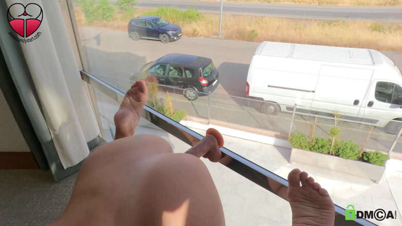 Candystart Videos: Masturbasi berisiko di jendela