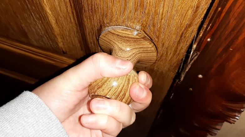 Lesbian-illusion: Nachytal jsem cizince masturbovat na záchodě na veřejné toaletě a...